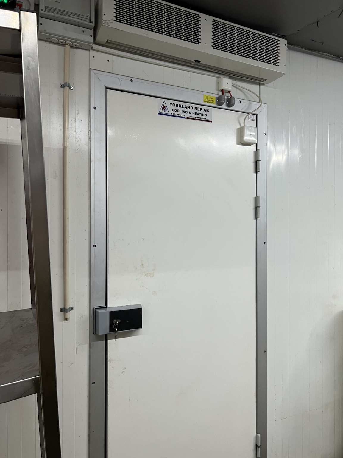 Detaljbild av AirPack installerad över en kylrumsdörr